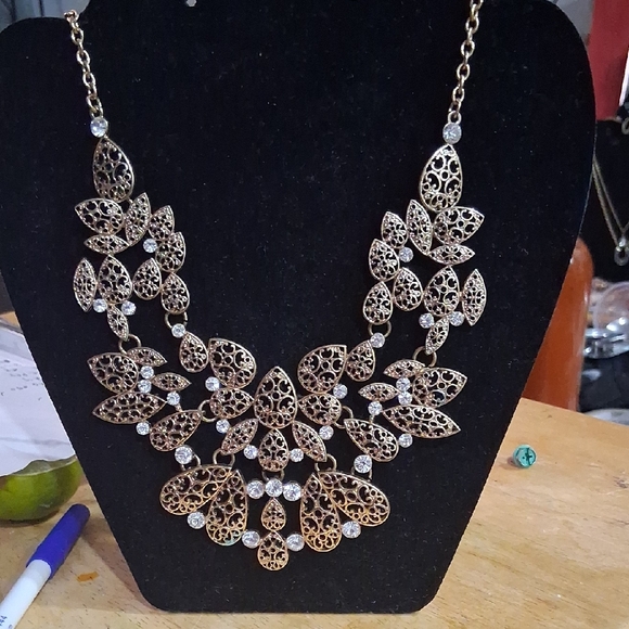 Elegant Gold Statement Necklace - Picture 1 of 10